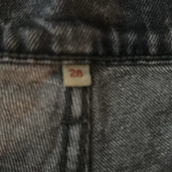 Woman’s Levi shorts size 28 - Picture 2 of 3